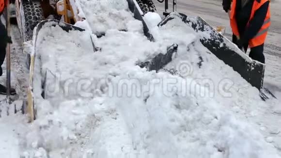 工人和专门的除雪设备清除了街道上的积雪视频的预览图