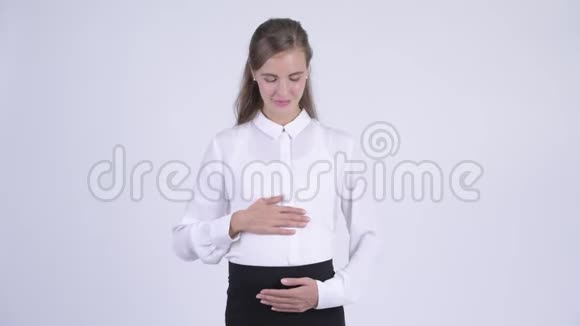 年轻快乐的怀孕女商人一边竖起大拇指一边兴奋视频的预览图
