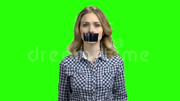 年轻的女人嘴上有黑色胶带视频的预览图