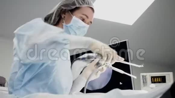 医院手术室手术医生的工具操作视频的预览图