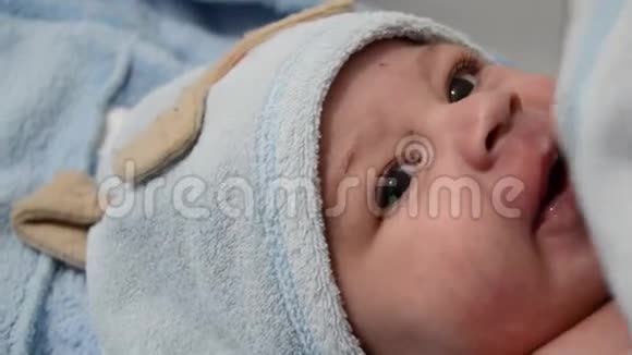 4个月大的男婴洗澡后头上戴蓝色毛巾视频的预览图