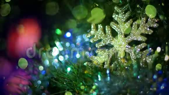 一棵圣诞树上面装饰着金色的雪花和燃烧的壁炉视频的预览图