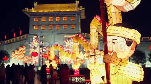 中国陕西西安元宵节期间游客在城墙上观赏灯笼装饰视频的预览图