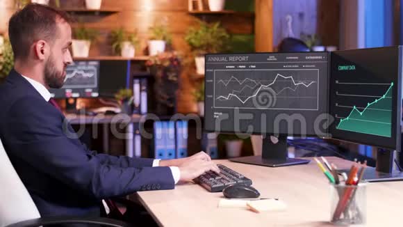 投资经理西装革履晚上在电脑上工作视频的预览图