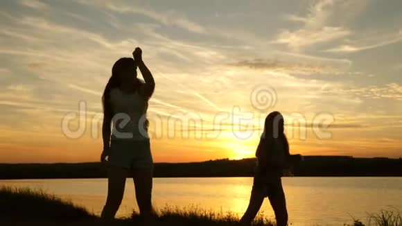 湖边聚会女孩们在跳舞女人在海滩上跳舞青少年女朋友度假迪斯科快乐的女孩视频的预览图