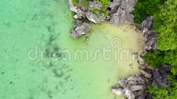 自然景观沙质热带海滩海水清澈菲律宾卡拉莫安岛的岩石和热带海滩视频的预览图