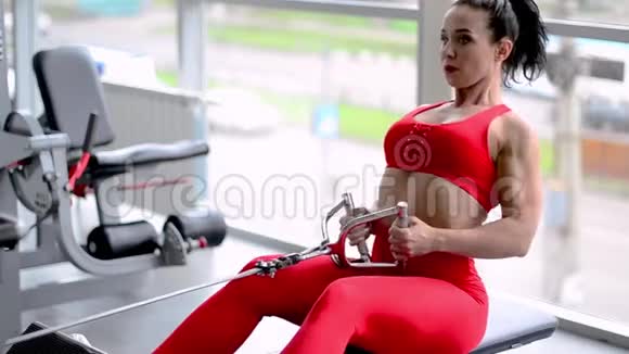 体育健身女在健身房锻炼背部和摆姿势视频的预览图