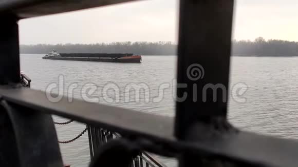 河上漂浮的驳船利用干货船运输可回收材料视频的预览图