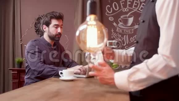 男人在电脑和喝咖啡的时候接电话视频的预览图