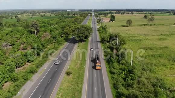 乘坐汽车和卡车在公路上鸟瞰乡村公路交通的风景视频的预览图