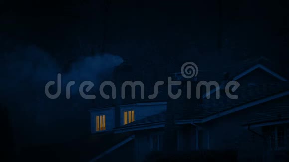 夜晚有吸烟烟囱的房子视频的预览图