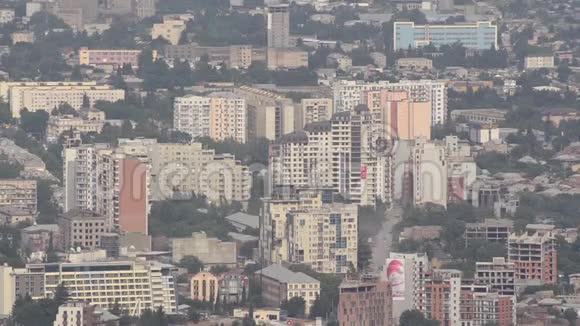 格鲁吉亚第比利斯市中心住宅区的侧视图阴天视频的预览图