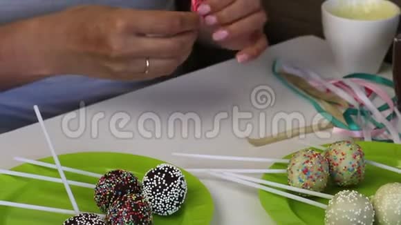 自制的蛋糕在包装前放在盘子上覆盖着黑白巧克力的糖果各种各样的浇头女p视频的预览图