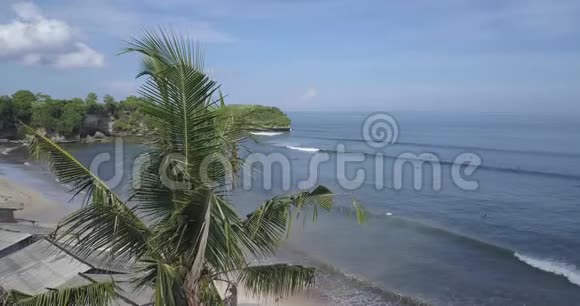 印度尼西亚巴厘岛巴拉干海滩的鸟瞰图视频的预览图