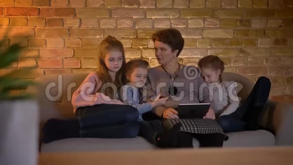 白种人母亲和女儿的特写家庭肖像观看平板电脑非常感兴趣并在视频的预览图
