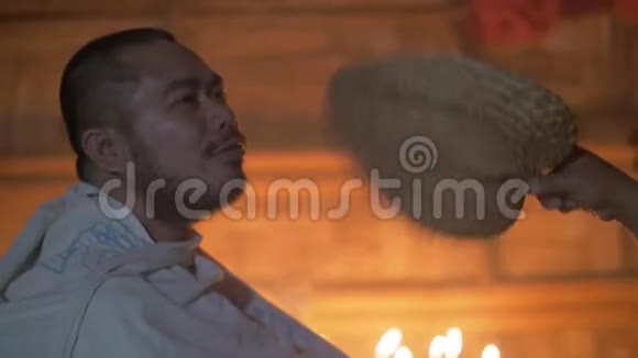 神奇房子里的治疗仪式女巫在疗伤仪式上给病人吹扇子民族传统视频的预览图