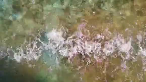 水滴入池喷泉的缓慢运动视频的预览图