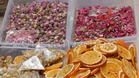 柜台上的干花桔子和玫瑰花蕾的干切片为热爱针线活的人购物手工制作的视频的预览图