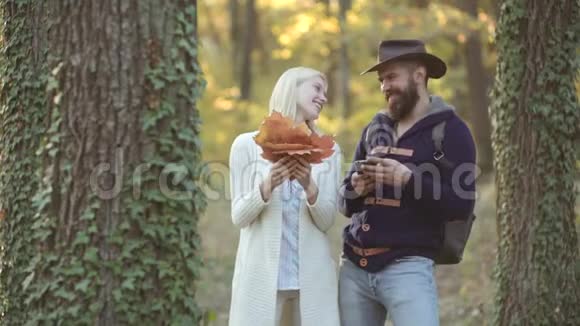秋园帅哥美女以自然为背景的年轻嬉皮士夫妇爱情和浪漫约会的概念视频的预览图