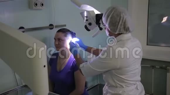 医生对病人耳朵进行体检4K视频的预览图