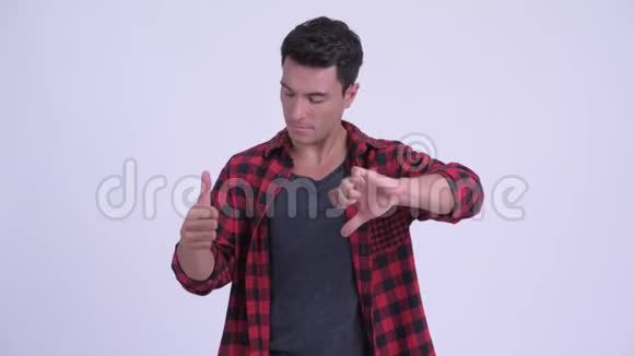 年轻的西班牙嬉皮士在拇指向上和拇指向下之间做出选择视频的预览图