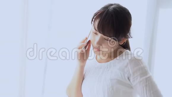 美丽的年轻亚洲女人站在卧室里压力女孩用手机说话严肃而紧张视频的预览图