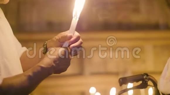 施治者在魔法仪式中点燃蜡烛在村里治疗病人传统的治疗仪式视频的预览图