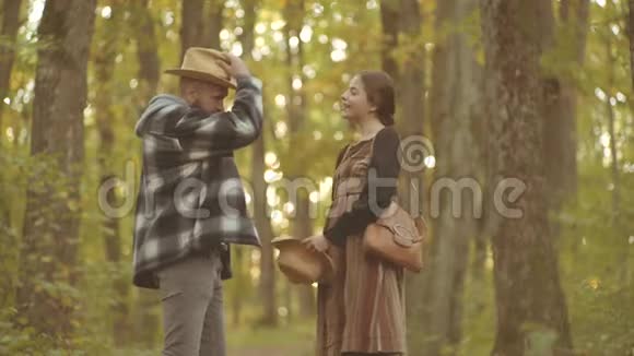快乐的一对相爱的夫妇在一起玩得开心和欢笑秋天的夫妇有秋天的心情你好秋时装时代视频的预览图