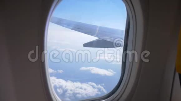 从飞机窗口观看视频的预览图