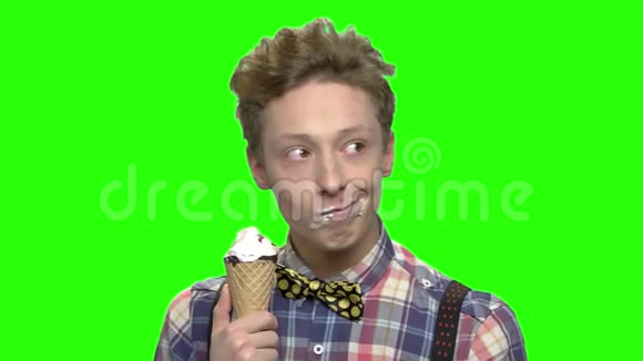 带着冰淇淋的放荡少年视频的预览图