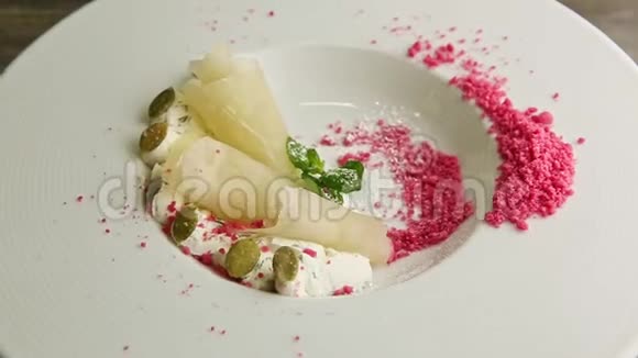 装饰精美的现代餐厅甜点在盘子里旋转视频的预览图