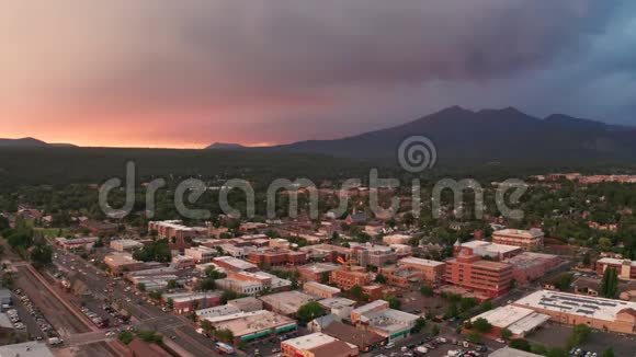 五颜六色的日落弗拉格斯塔夫亚利桑那州市中心空中镜头视频的预览图