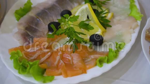 盘子里有不同的鱼橄榄和柠檬餐饮视频的预览图