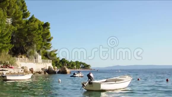 克罗地亚布雷拉亚德里亚海海滩附近停泊的旅游帆船视频的预览图