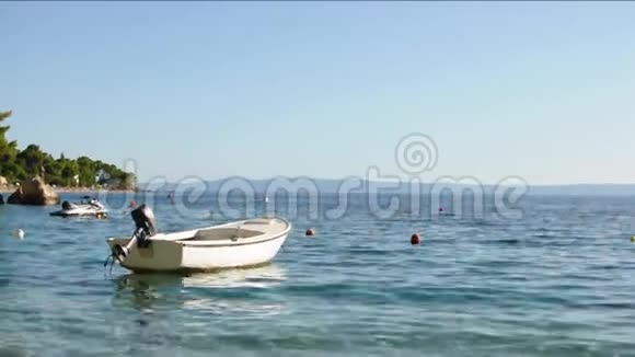 克罗地亚布雷拉亚德里亚海海滩附近停泊的旅游帆船视频的预览图