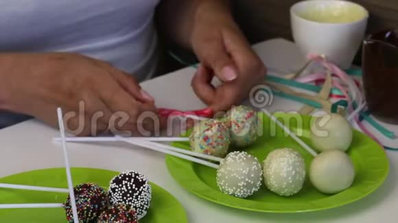 自制蛋糕在包装前放在盘子上糖果覆盖着黑白巧克力各种装饰一个女人视频的预览图