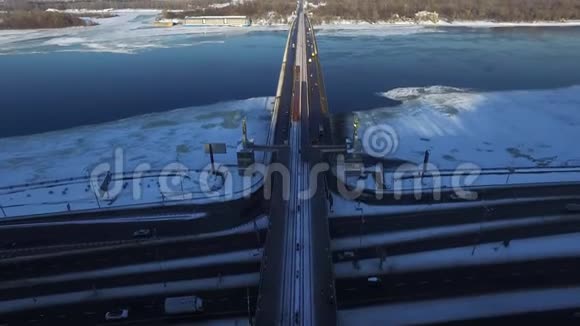 开桥过冬河从空中俯瞰地铁列车在城市中行驶视频的预览图
