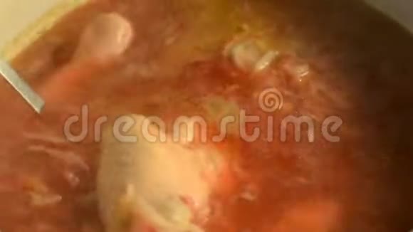 红甜菜根蔬菜汤在平底锅中煮沸视频的预览图