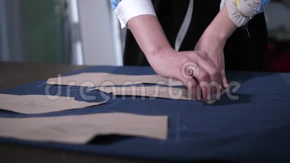 车间布料中女性手迹图案视频的预览图