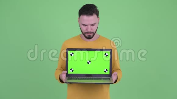 穿着大胡子的年轻人展示笔记本电脑并得到坏消息视频的预览图
