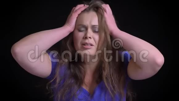 中年白种人女性精神崩溃的特写镜头面对悲伤和沮丧视频的预览图