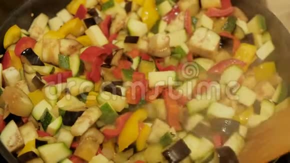 用蔬菜煎锅厨师烹饪搅拌木勺素食视频的预览图