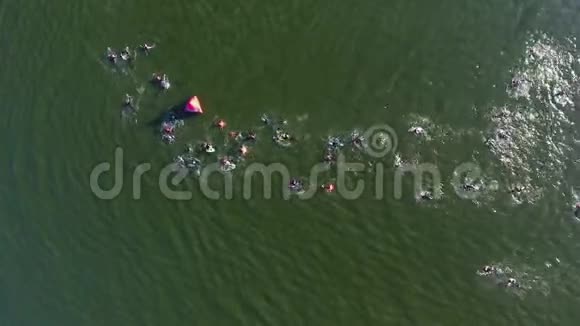 游泳比赛选手从高空向下绕过漂浮在水面上的红色浮标视频的预览图