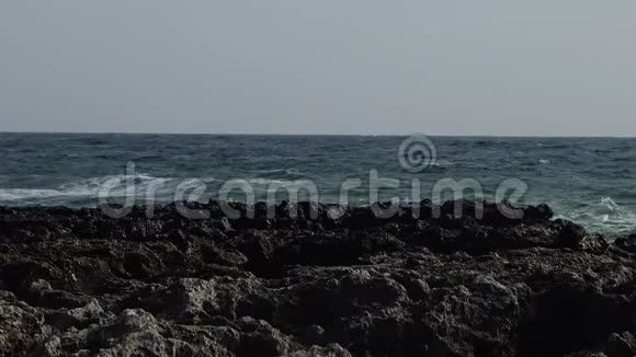 波浪在岸边破碎海水飞溅在悬崖之上保加利亚黑海视频的预览图