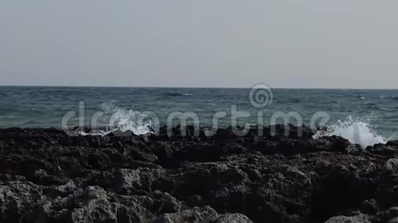 波浪在岸边破碎海水飞溅在悬崖之上保加利亚黑海视频的预览图