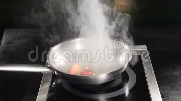 厨师在餐厅厨房煮火烧菜意大利菜慢动作的食物视频巨大的火焰视频的预览图