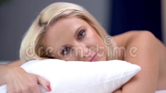 成年女性试图在家里的床上入睡视频的预览图