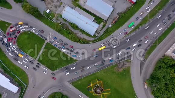 从无人驾驶飞机可以看到城市弯曲立交桥上的汽车堵塞交通枢纽及交通的夏季空中镜头视频的预览图