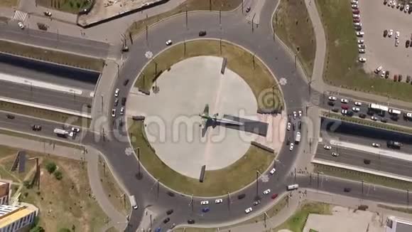 夏季汽车在城市的环形交叉路口行驶空中拍摄视频的预览图