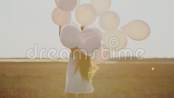 女孩白色连衣裙和气球视频的预览图